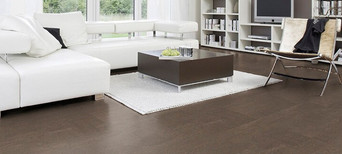 Wohnzimmer mit dunkelbraunem Holzfußboden