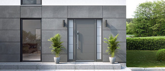 Das Bild zeigt eine moderne graue Aluminium-Haustür vom Hersteller Inotherm