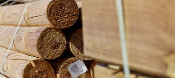 runde Holzpfähle