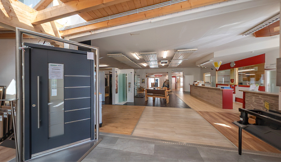 Ausstellungsbereich mit Parkettstudio im Kleiner Holzfachmarkt